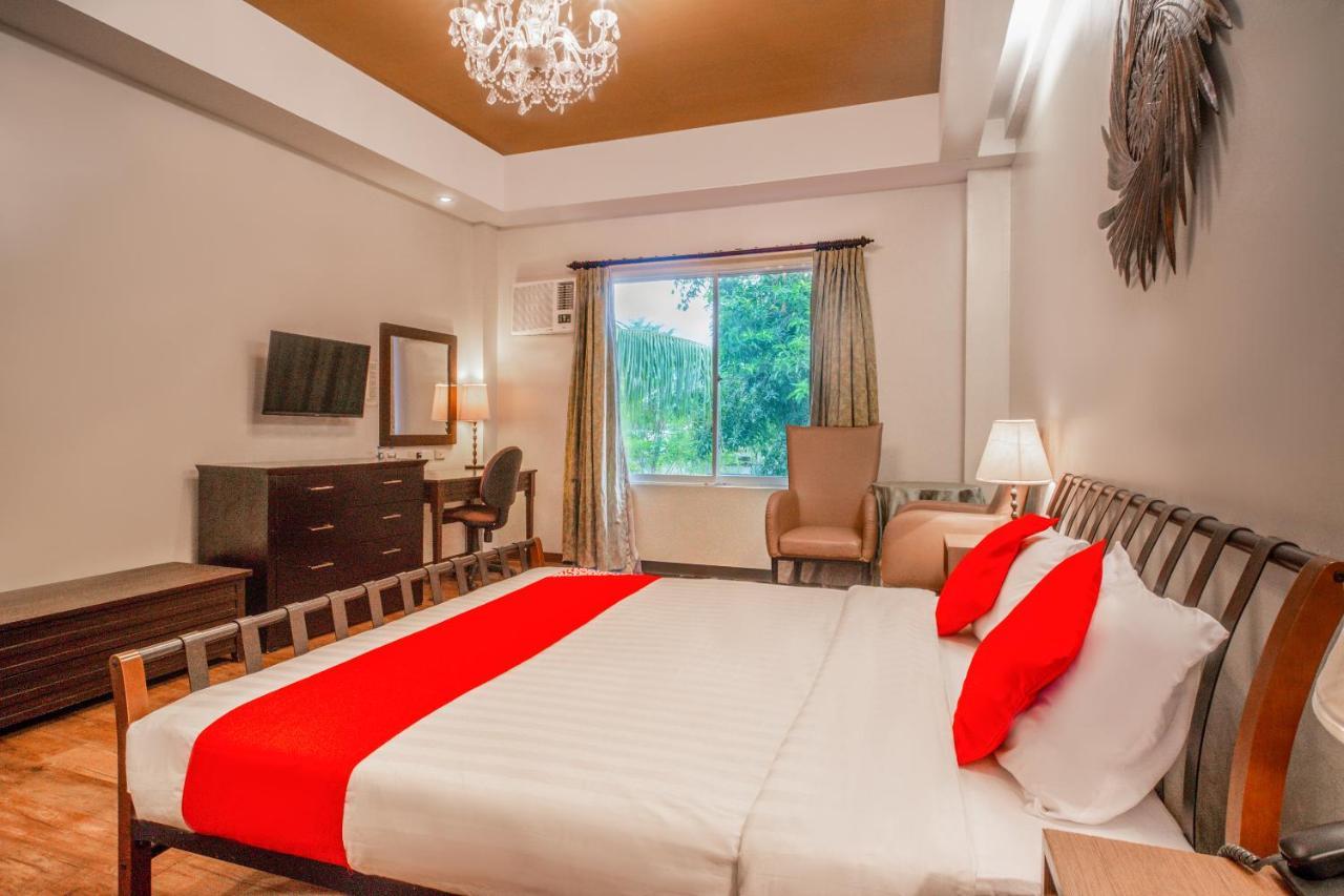 Oyo 579 Anisabel Suites Davao Экстерьер фото