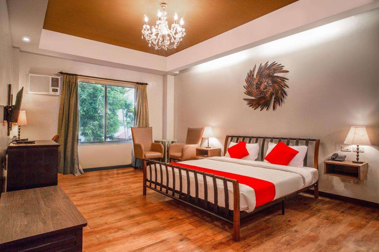 Oyo 579 Anisabel Suites Davao Экстерьер фото