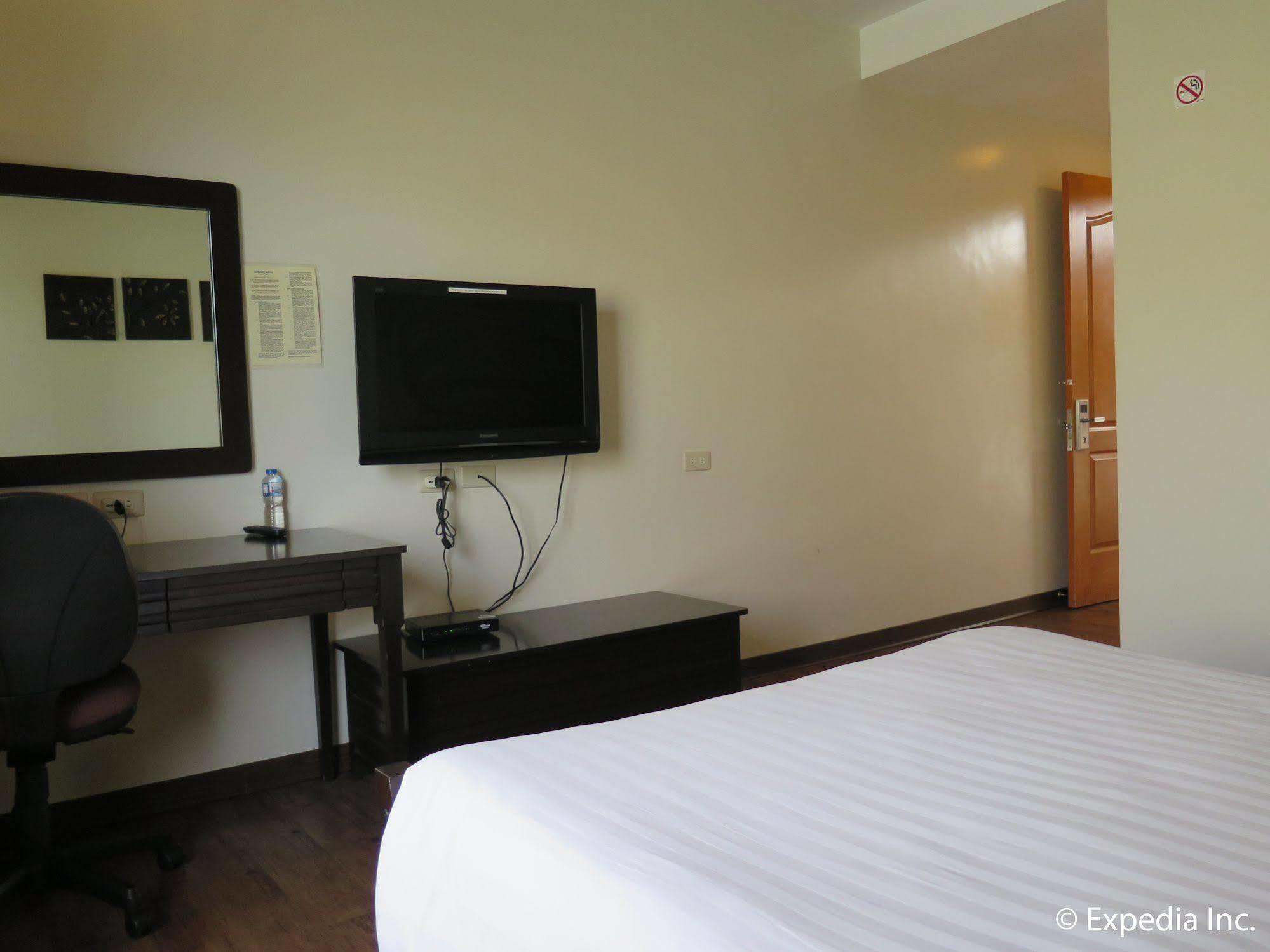 Oyo 579 Anisabel Suites Davao Экстерьер фото