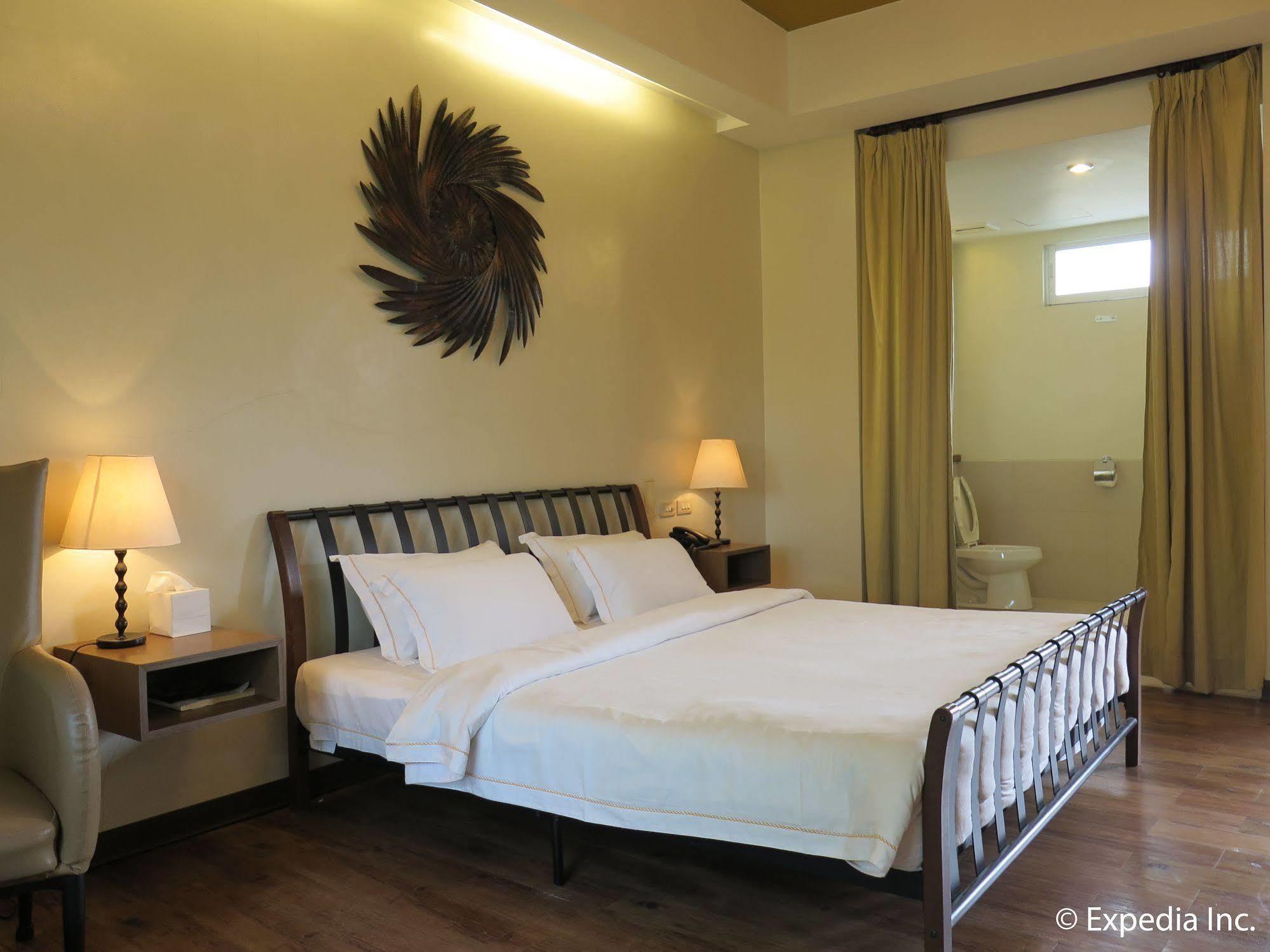 Oyo 579 Anisabel Suites Davao Экстерьер фото