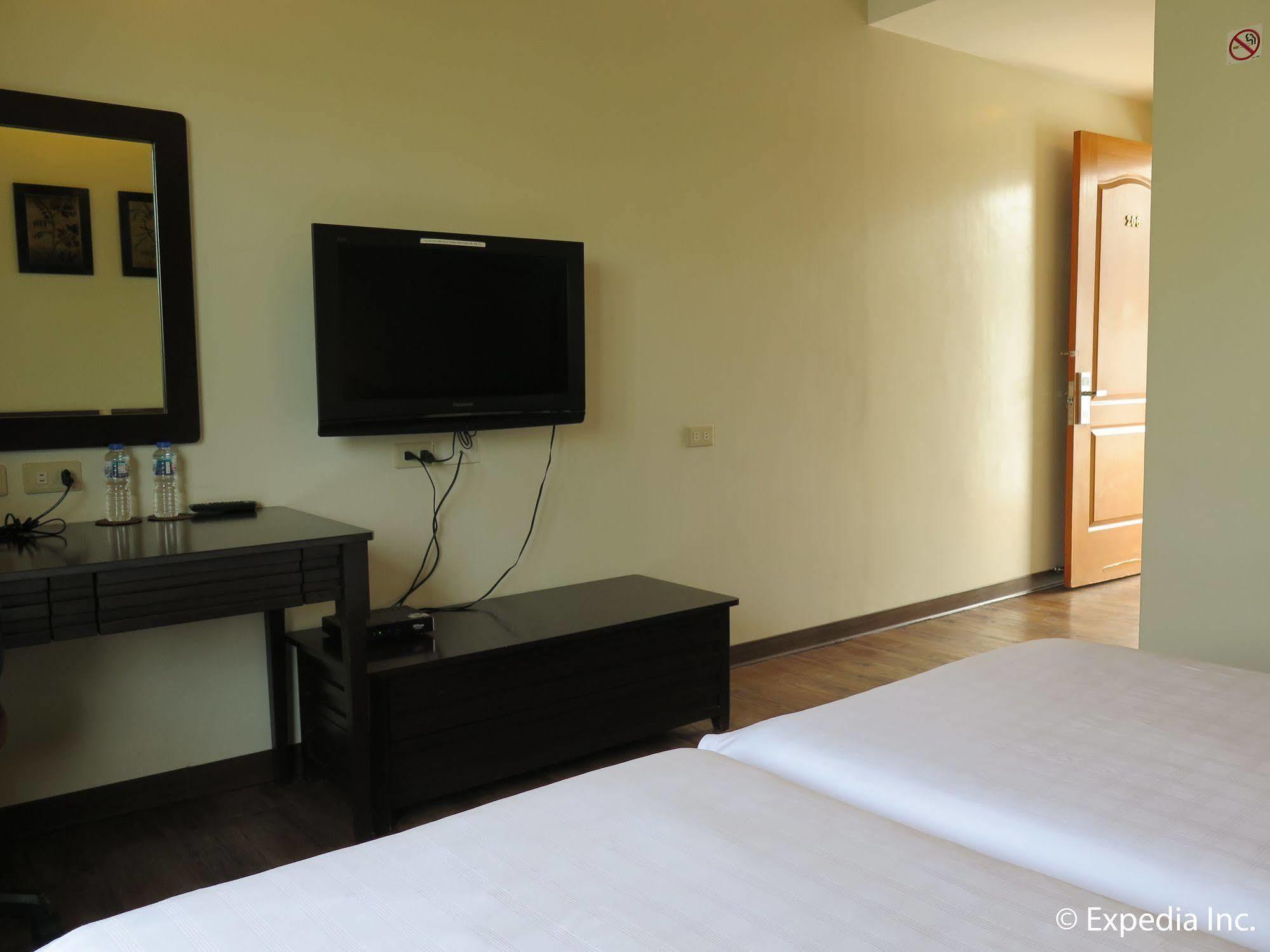 Oyo 579 Anisabel Suites Davao Экстерьер фото