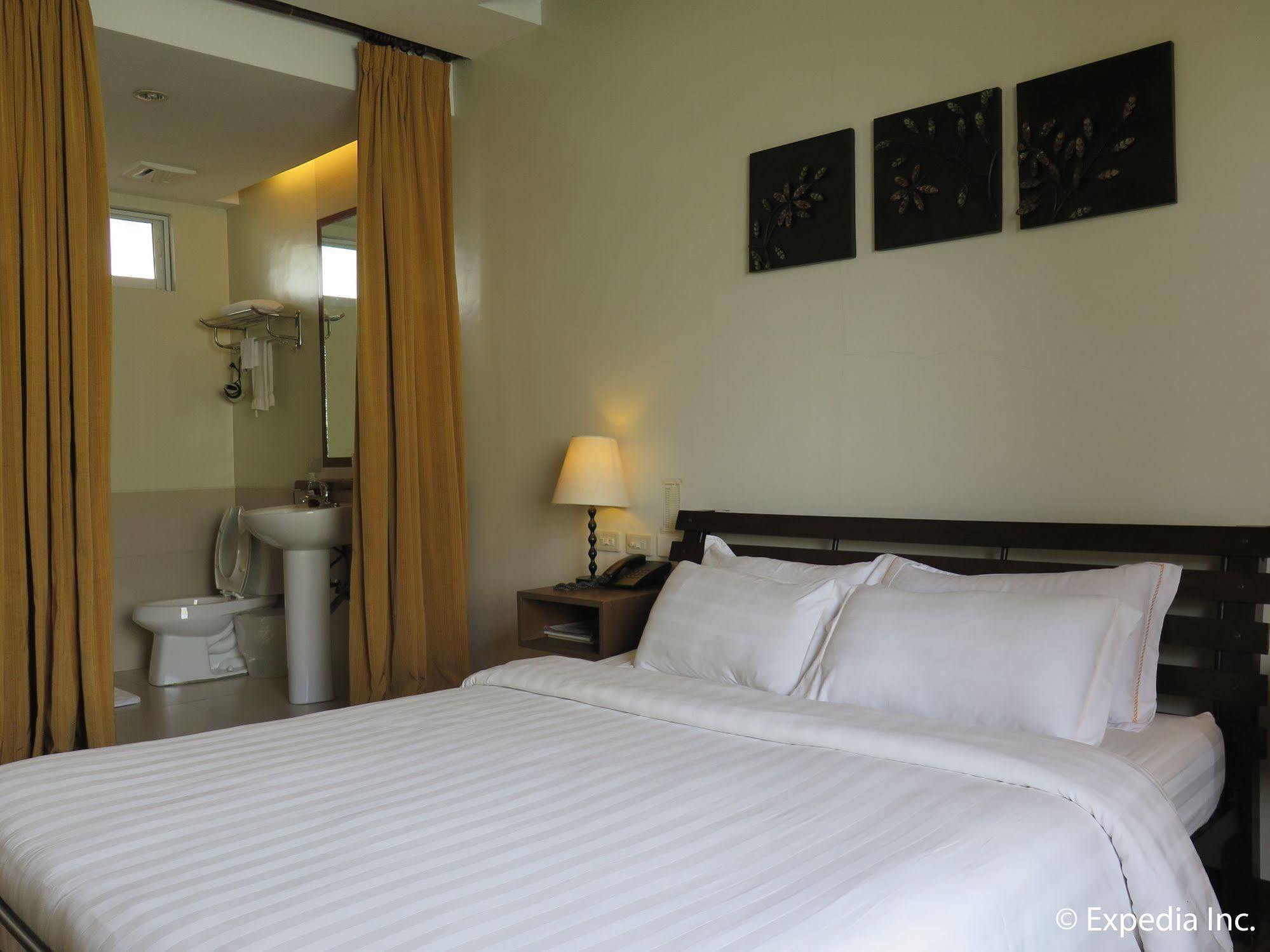 Oyo 579 Anisabel Suites Davao Экстерьер фото