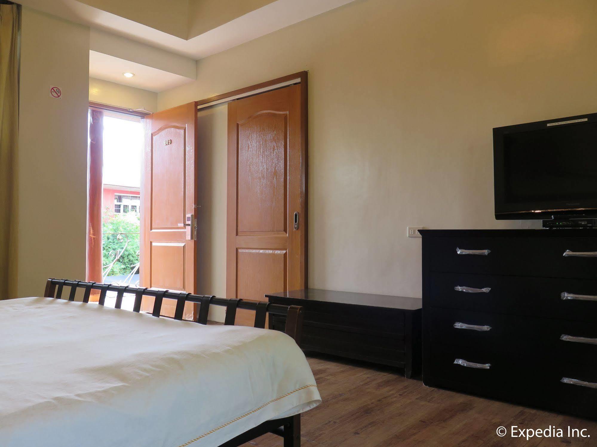 Oyo 579 Anisabel Suites Davao Экстерьер фото